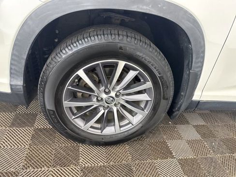 Used 2019 Toyota Highlander XLE AWD/4WD image 34
