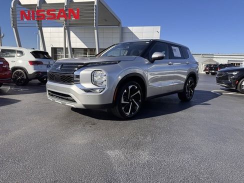 Used 2024 Mitsubishi Outlander SE image 1