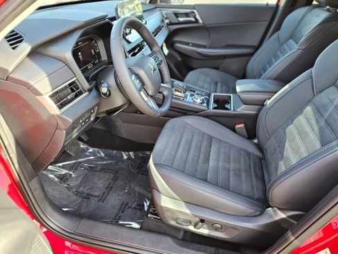 New 2025 Mitsubishi Outlander SE image 17