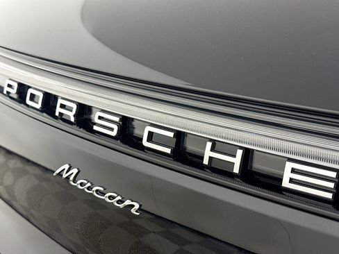 Certified 2025 Porsche Macan image 25