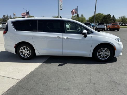 Used 2023 Chrysler Pacifica Touring-L FWD image 9