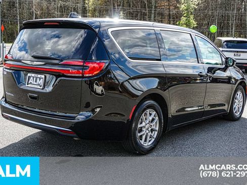 Used 2024 Chrysler Pacifica Touring-L FWD image 5