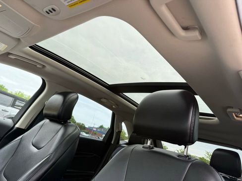 Used 2018 Ford Edge Titanium w/ Technology Package AWD/4WD image 10