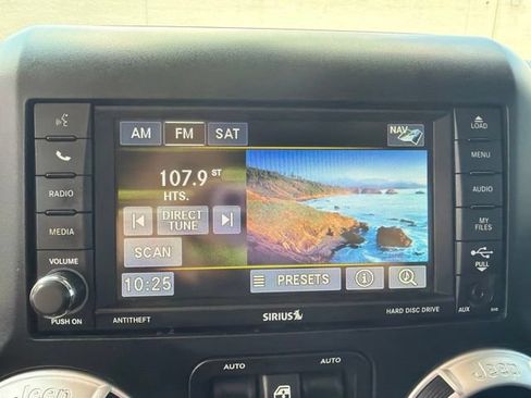 Used 2013 Jeep Wrangler Unlimited Sahara w/ Connectivity Group AWD/4WD image 15