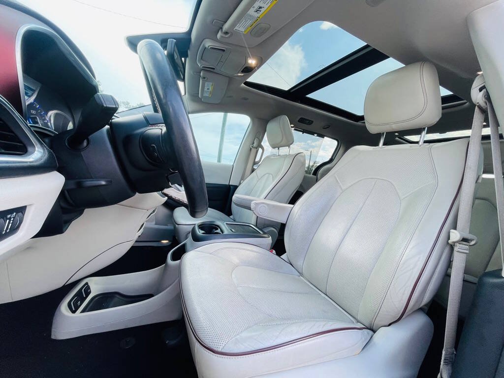 Used 2020 Chrysler Pacifica Limited FWD image 11