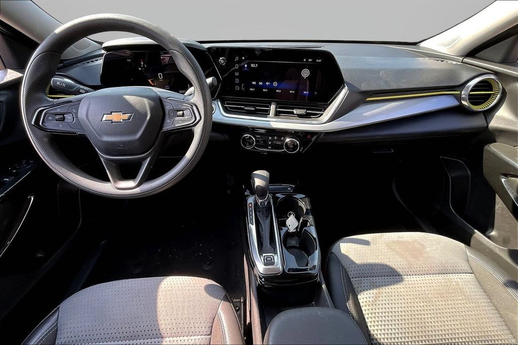 Used 2025 Chevrolet Trax LT FWD image 7