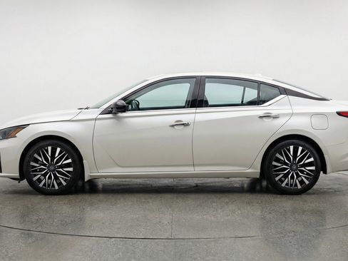 Used 2025 Nissan Altima 2.5 SV image 5