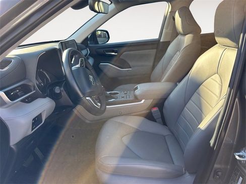 Used 2025 Toyota Highlander XLE image 9