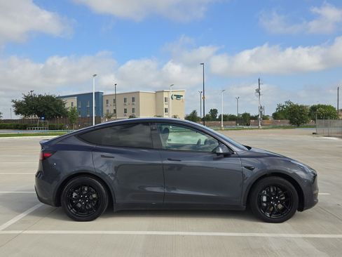 Used 2021 Tesla Model Y Long Range AWD/4WD image 2