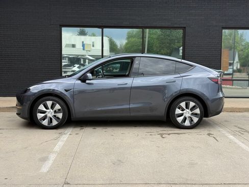 Used 2023 Tesla Model Y Long Range AWD/4WD image 17