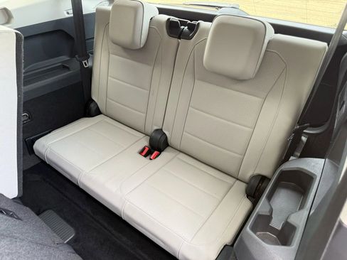 Used 2018 Volkswagen Tiguan SE FWD image 21