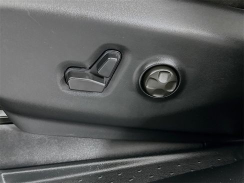 Used 2025 Chrysler Pacifica Limited image 24