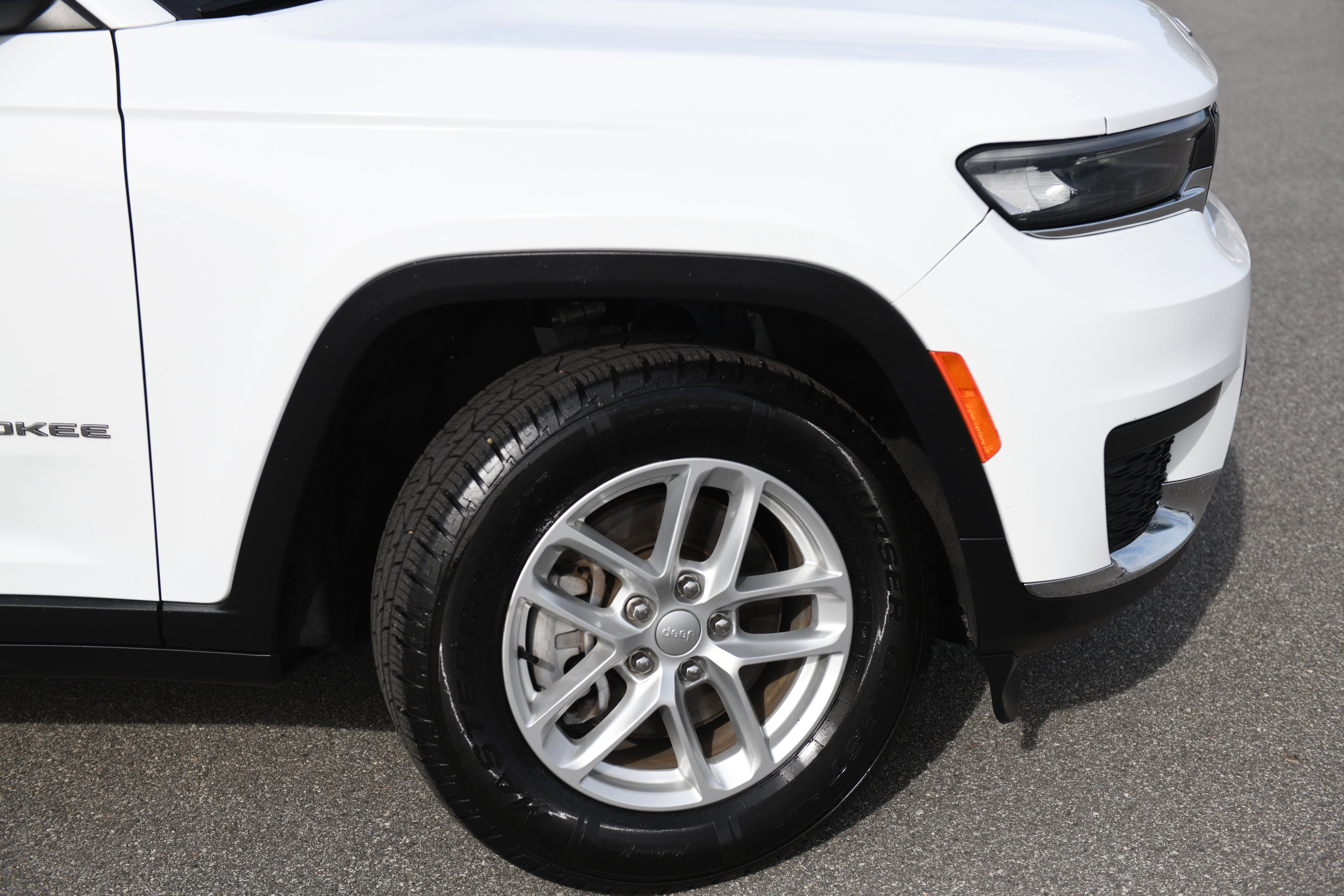 Used 2023 Jeep Grand Cherokee L Laredo RWD image 4