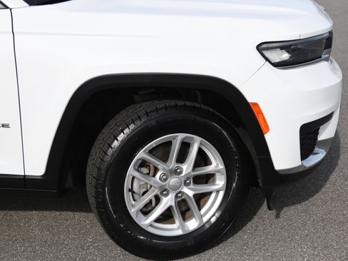 Used 2023 Jeep Grand Cherokee L Laredo RWD image 4