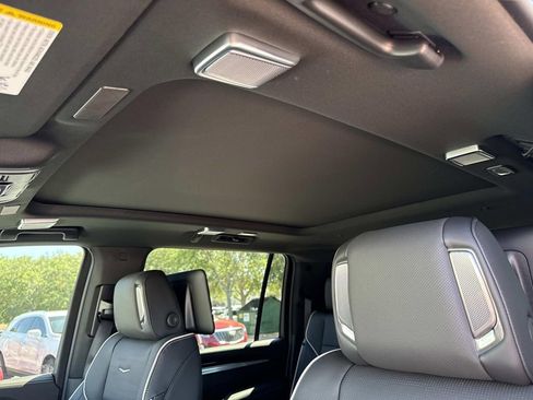 New 2026 Cadillac Escalade ESV Luxury AWD/4WD image 34