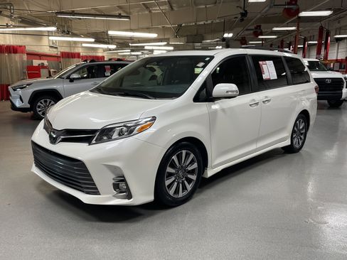 Used 2020 Toyota Sienna Limited Premium image 5