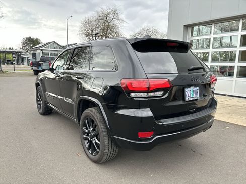Used 2020 Jeep Grand Cherokee Altitude image 3