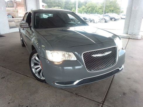 Used 2019 Chrysler 300 Touring w/ Chrome Appearance Package RWD image 2