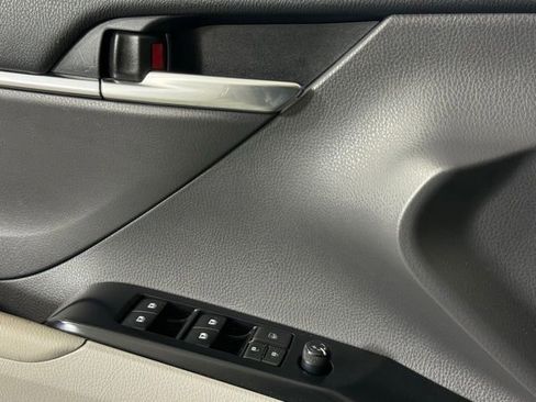 Used 2018 Toyota Camry LE FWD image 19