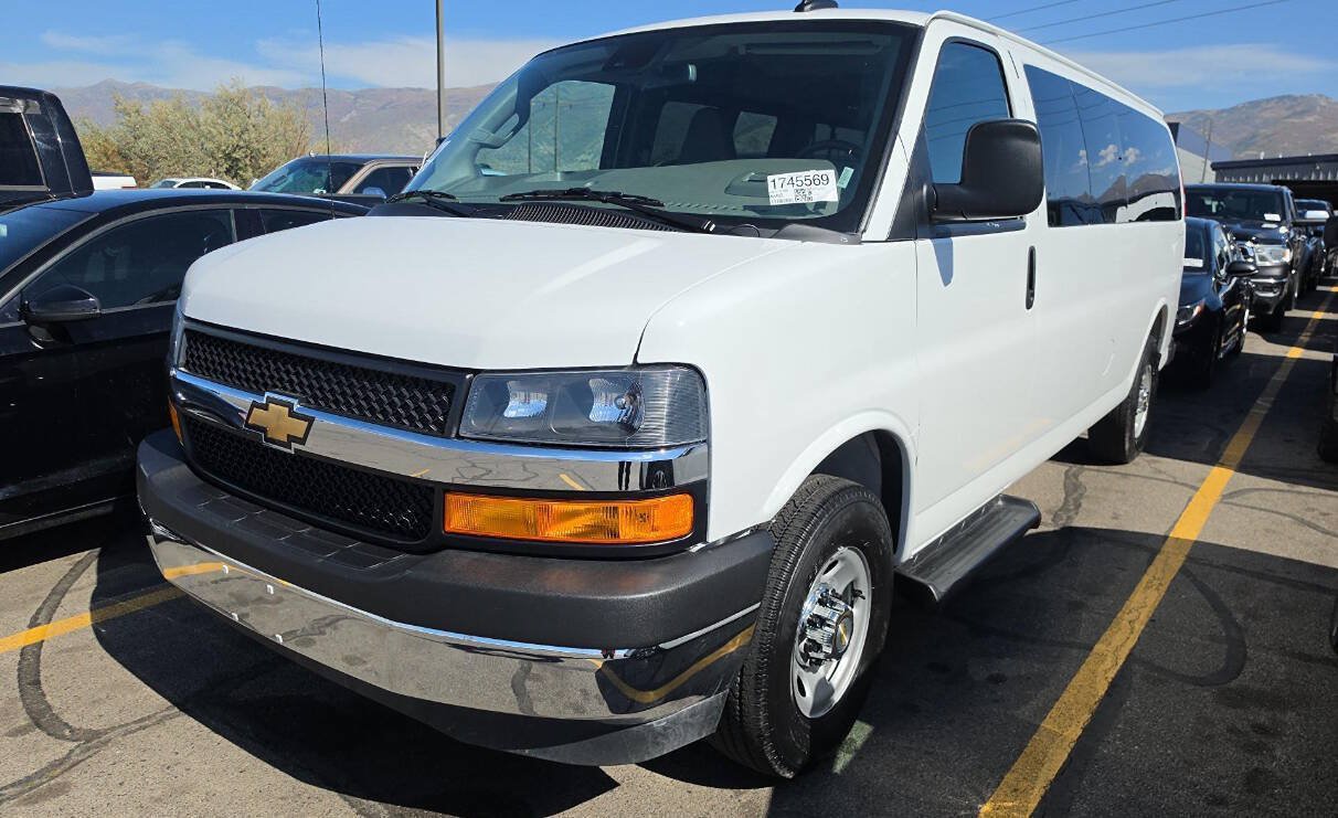 Used 2025 Chevrolet Express 3500 LT w/ LT Preferred Equipment Group RWD image 5