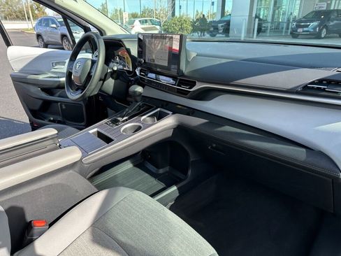 Certified 2025 Toyota Sienna LE image 16