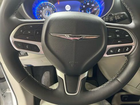 Certified 2023 Chrysler Pacifica Touring-L image 14