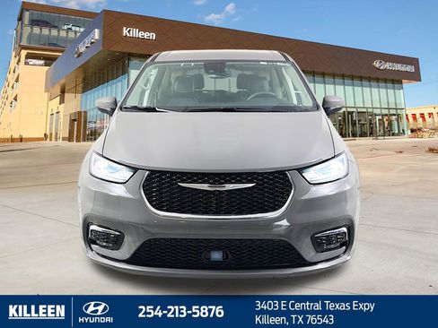 Used 2023 Chrysler Pacifica Touring-L FWD image 2