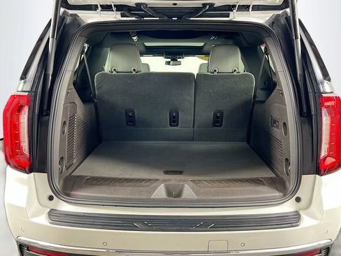 Used 2022 GMC Yukon XL SLT w/ SLT Luxury Package image 28