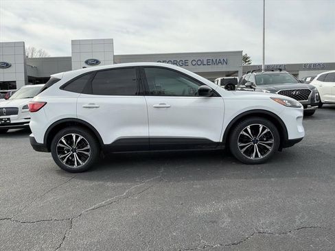 Used 2022 Ford Escape SE w/ SE Sport Appearance Package image 3