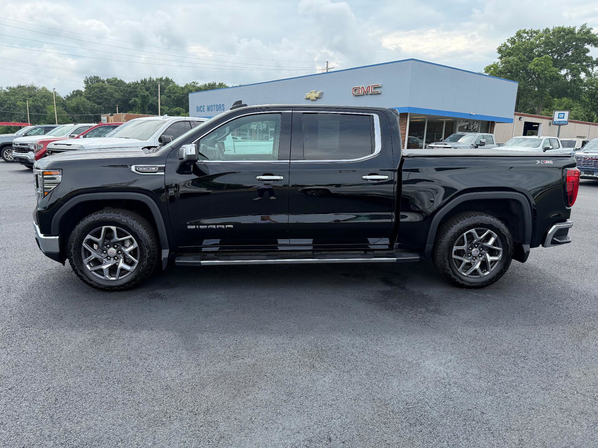 Used 2022 GMC Sierra 1500 SLT w/ SLT Premium Plus Package AWD/4WD image 2