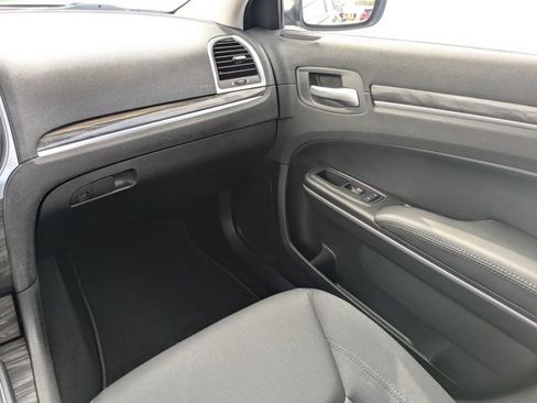 Used 2019 Chrysler 300 Touring w/ Chrome Appearance Package image 16