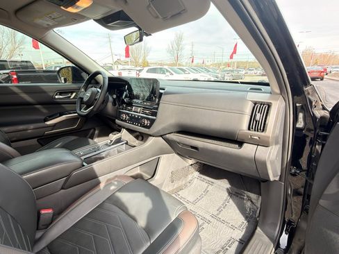 Used 2024 Nissan Pathfinder Platinum w/ Cargo Package image 15