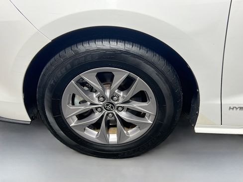 Used 2021 Toyota Sienna LE FWD image 13