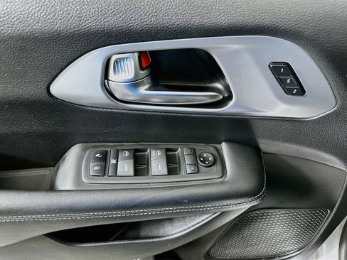 Used 2021 Chrysler Pacifica Touring-L w/ S Appearance Package FWD image 15