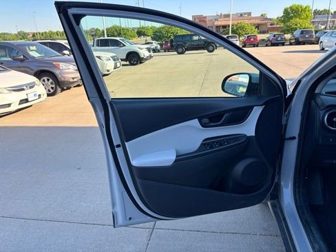 Used 2023 Hyundai Kona SEL AWD/4WD image 9