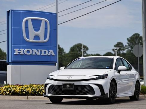 Used 2025 Toyota Camry SE FWD image 1