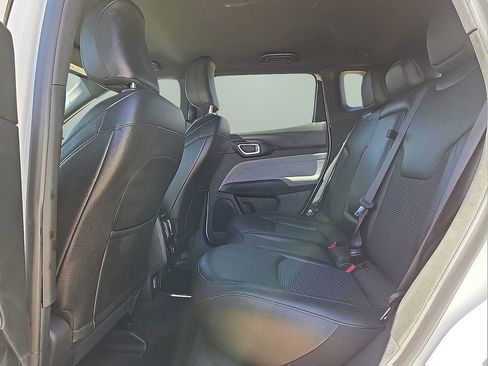 Used 2024 Jeep Compass Latitude image 15