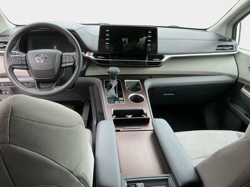 Used 2024 Toyota Sienna LE image 11
