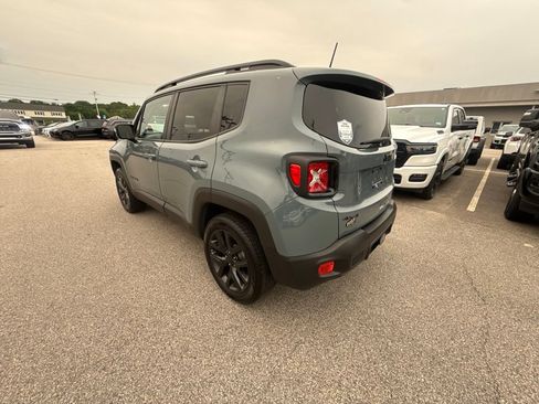Used 2018 Jeep Renegade Altitude AWD/4WD image 3