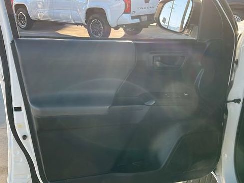 Used 2016 Toyota Tacoma SR w/ SR Convenience Package image 4