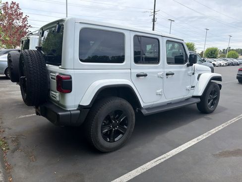 Used 2022 Jeep Wrangler Unlimited Sahara AWD/4WD image 3