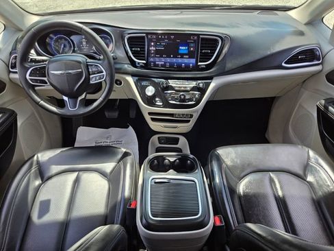 Used 2023 Chrysler Pacifica Touring-L FWD image 14