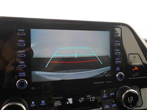 Used 2021 Toyota Highlander XLE AWD/4WD image 30