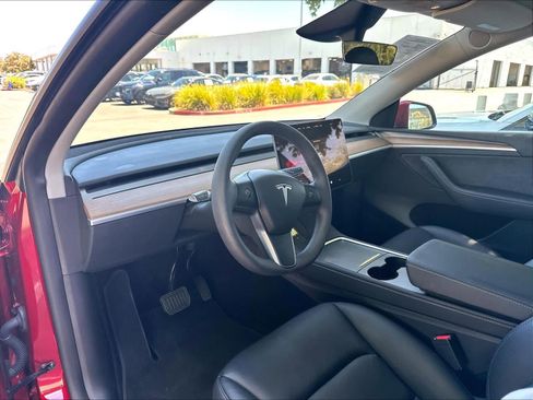 Used 2024 Tesla Model Y 2WD image 17