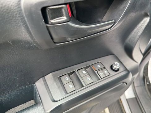Used 2018 Toyota Tacoma SR image 12