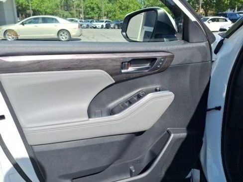 Used 2020 Toyota Highlander Limited image 10
