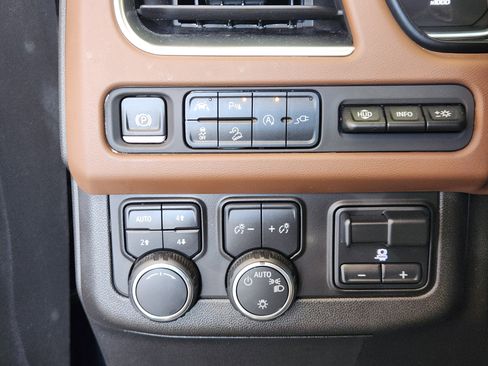 Used 2021 Chevrolet Tahoe High Country w/ Premium Package image 21