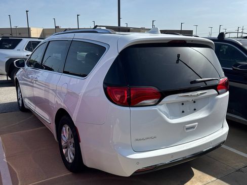 Used 2018 Chrysler Pacifica Touring-L FWD image 4