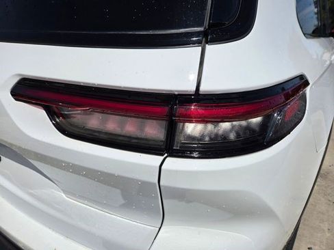 Used 2023 Jeep Grand Cherokee L Laredo image 15