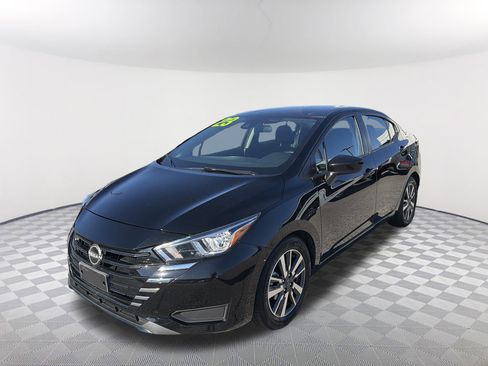 Used 2023 Nissan Versa SV image 3